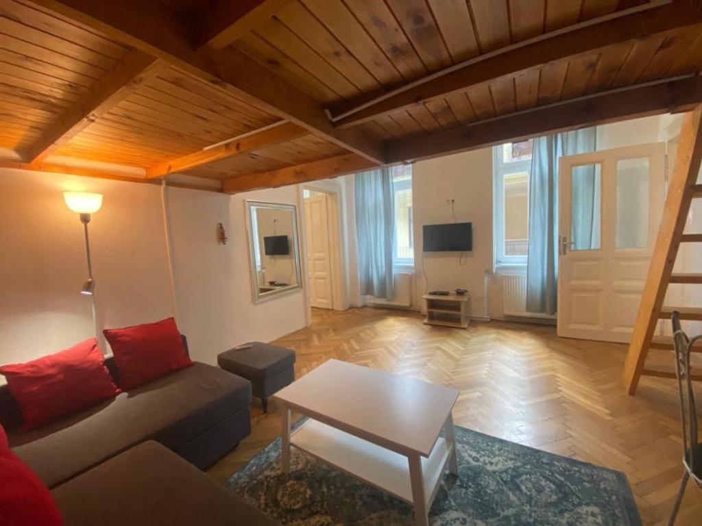 Ac With Free Parking At Acacia St, City Center Будапеща Екстериор снимка