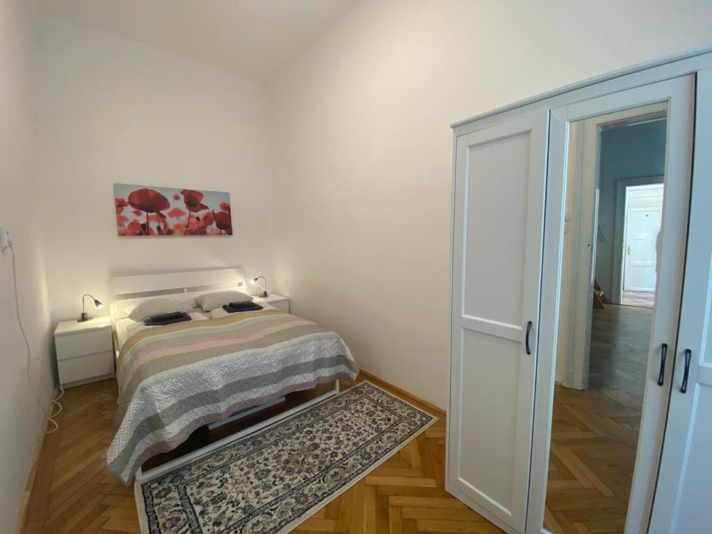 Ac With Free Parking At Acacia St, City Center Будапеща Екстериор снимка
