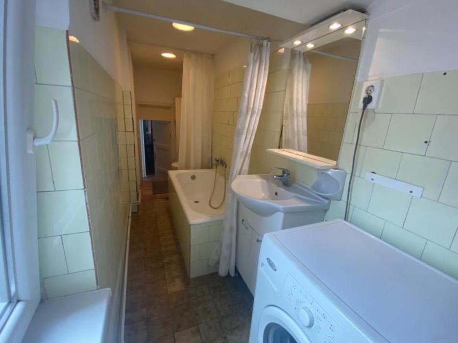 Ac With Free Parking At Acacia St, City Center Будапеща Екстериор снимка