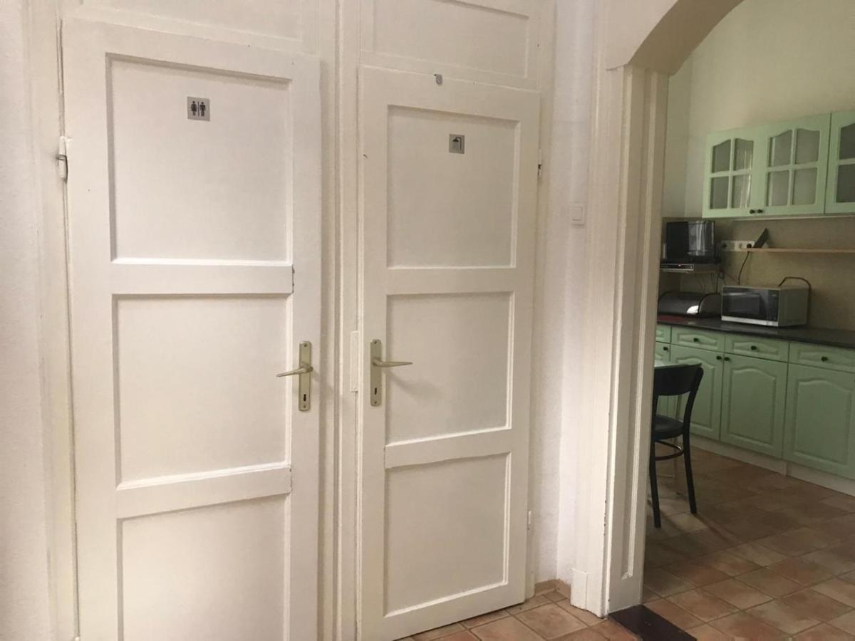 Ac With Free Parking At Acacia St, City Center Будапеща Екстериор снимка
